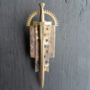 Recycle broche "Sværdet"